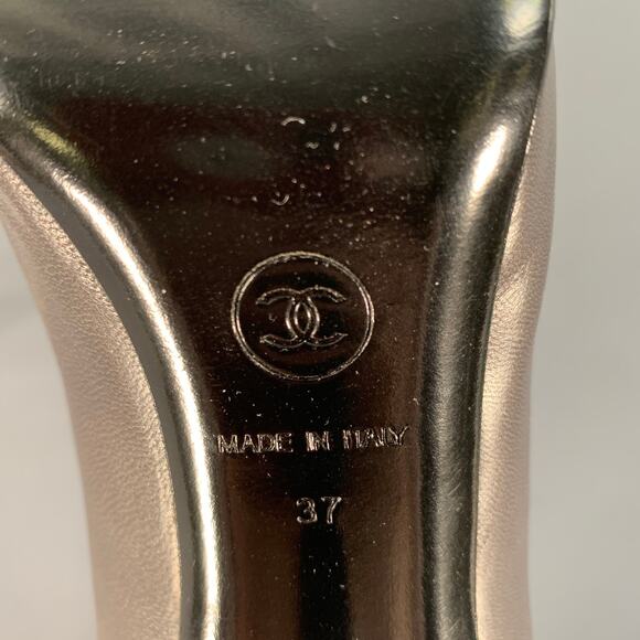 CHANEL Size 6 Grey Black Leather Cap Toe Pumps - Picture 7 of 8